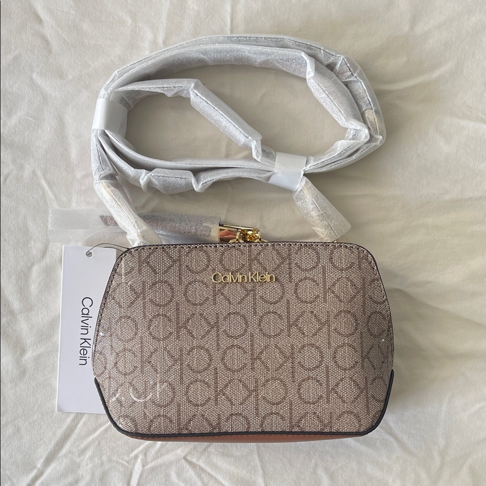 Calvin Klein | Lucy Triple Compartment Crossbody (NWT)